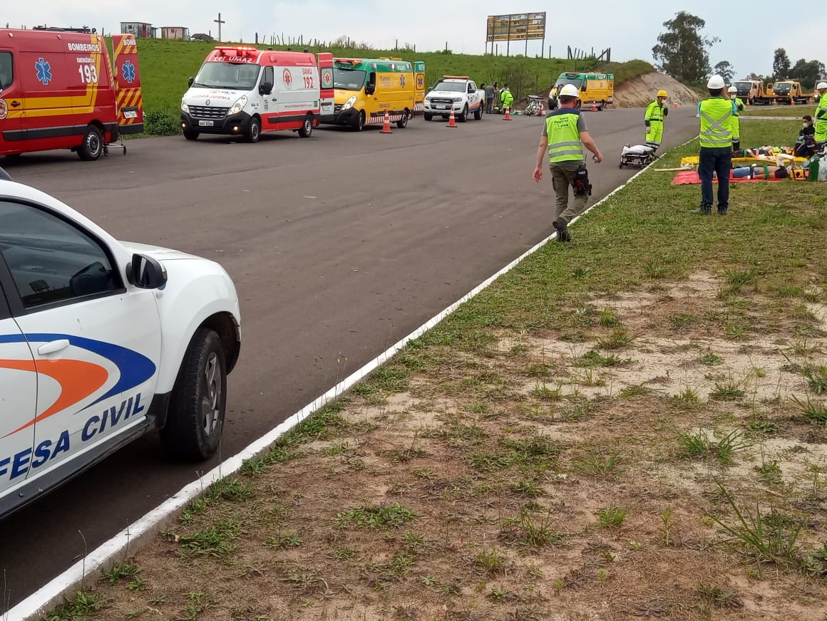 Prefeitura de Lages Diretran e Defesa Civil participam de acidente simulado com múltiplas vítimas encenado na BR 116