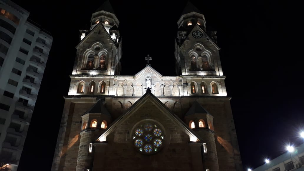 Prefeitura de Lages Melhorias no sistema de iluminação: Lâmpadas de LED são instaladas na fachada e nas torres da Catedral Diocesana