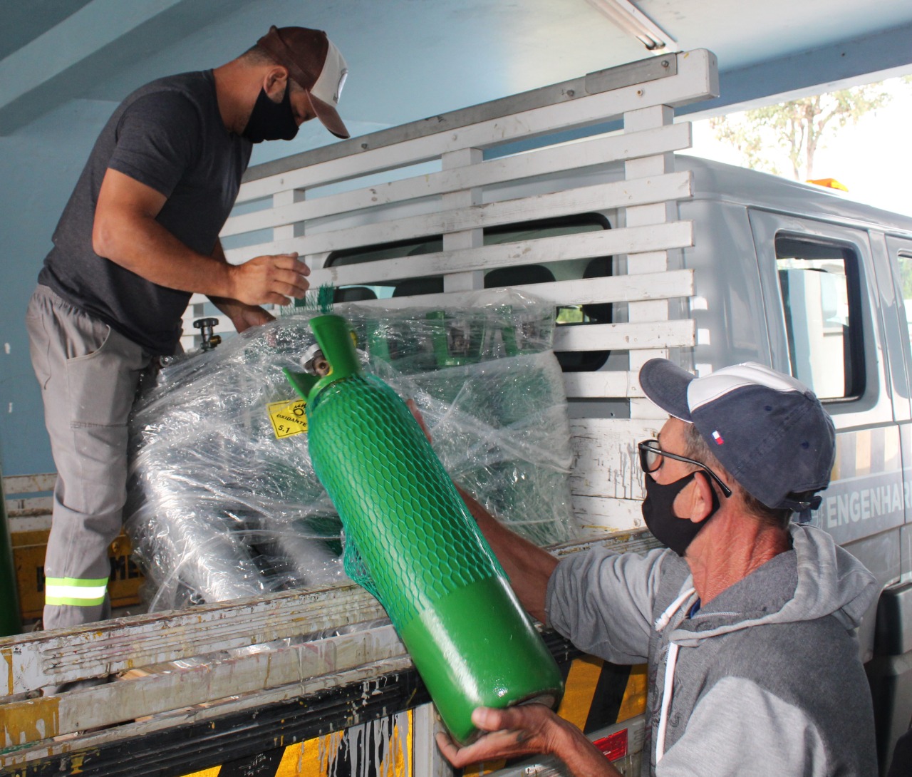 Prefeitura de Lages Secretaria da Saúde recebe doação de 30 cilindros da Ambev para uso em transporte de pacientes e em ambientes sem pontos fixo de distribuição  