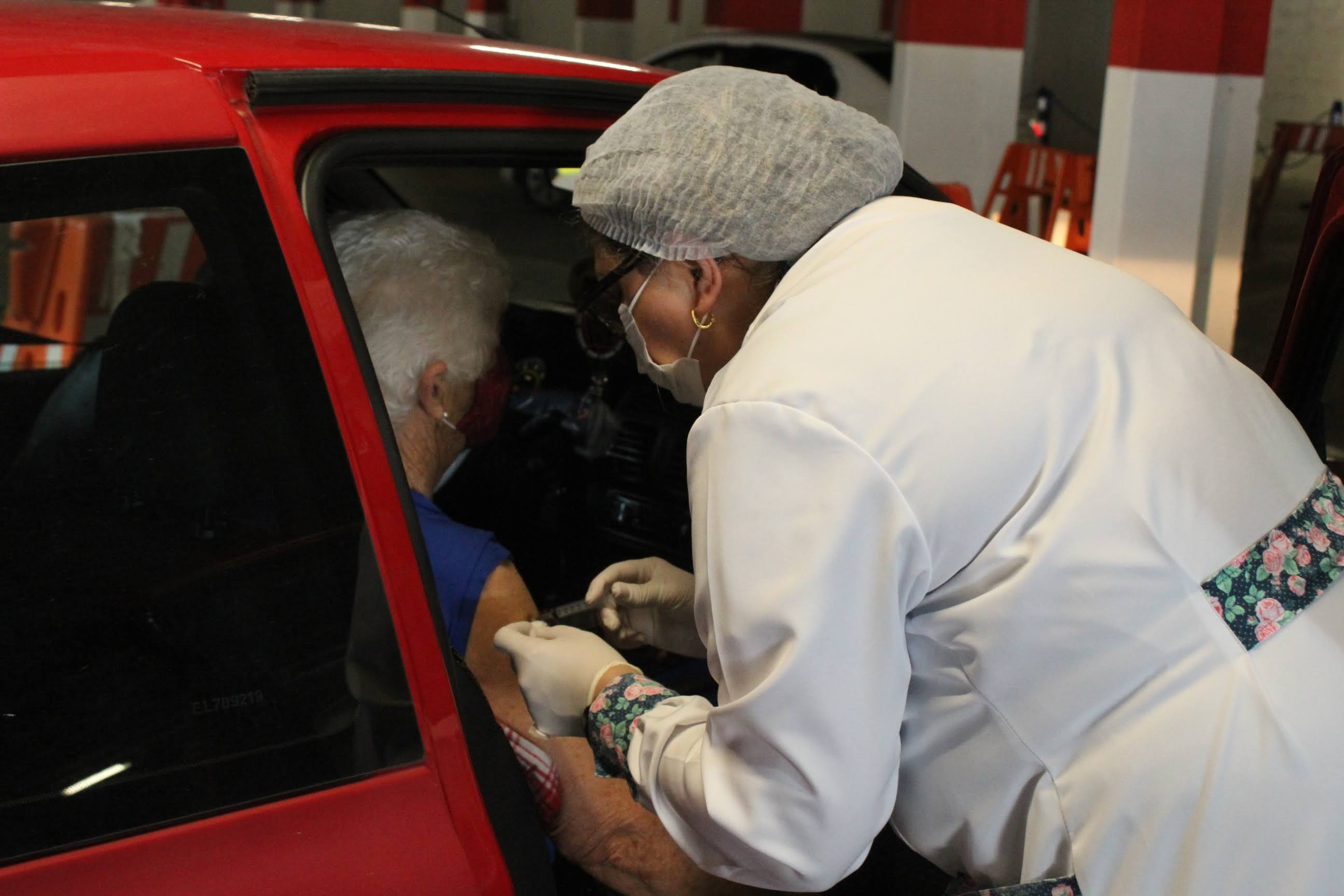 Prefeitura de Lages Coronavírus: seguindo o cronograma, Drive-thru passa a vacinar somente quem necessita de dose de reforço, das 14h às 19h, até a próxima sexta-feira (29)