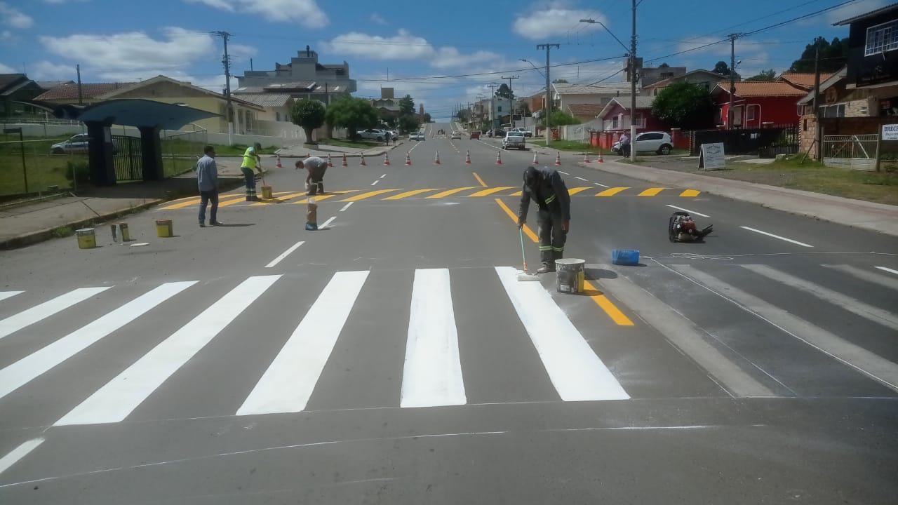 Prefeitura de Lages Diretran reforça sinalização de trânsito na rua Dr. Aujor Luz, no bairro Santa Catarina