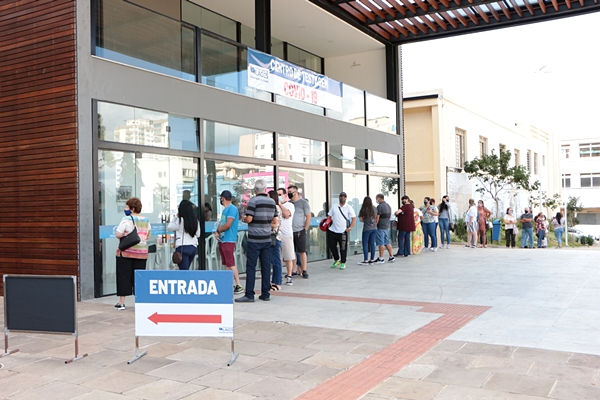 Prefeitura de Lages Centro de Testagem da Covid-19, no calçadão da praça João Costa, muda horário de distribuição de senhas para atendimento