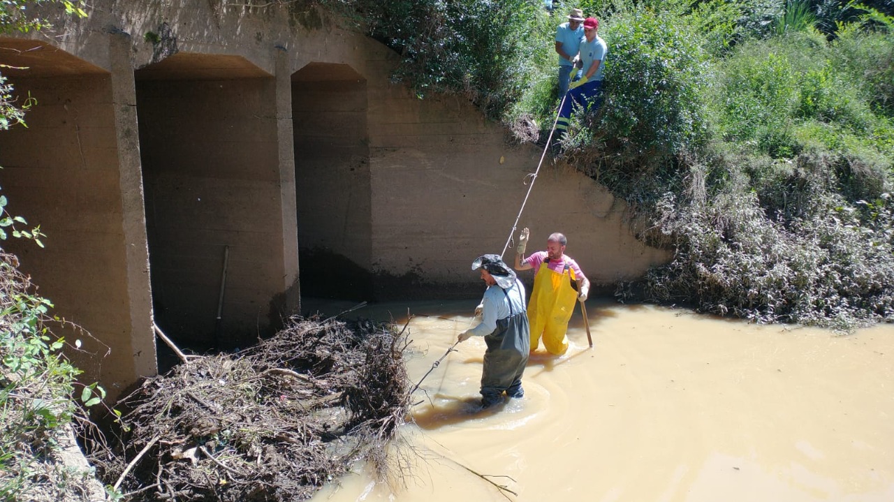 Prefeitura de Lages Prevenção de enxurradas e cheias: Prefeitura de Lages realiza limpeza dos leitos de rios, riachos e córregos nos bairros
