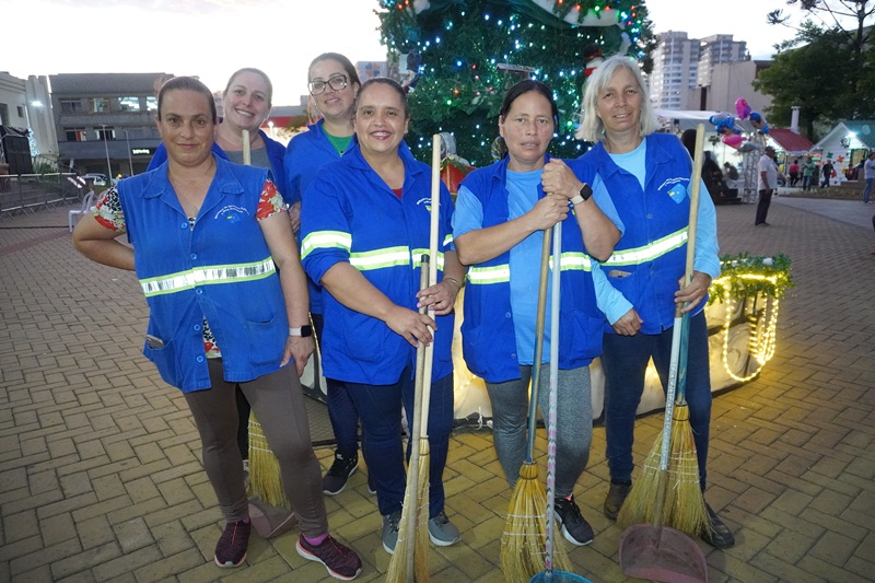 Prefeitura de Lages Equipe de Serviços Públicos e Meio Ambiente garante a limpeza urbana na praça João Costa, no Natal Felicidade 2022