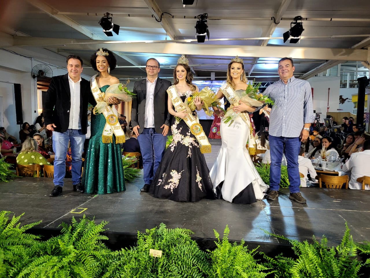 Prefeitura de Lages Mariane de Carvalho Vialli é a rainha da 33ª Festa Nacional do Pinhão