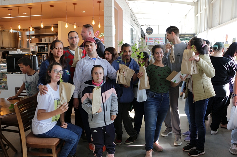 Prefeitura de Lages Estudantes ganham mudas de árvores no Dia Mundial do Meio Ambiente