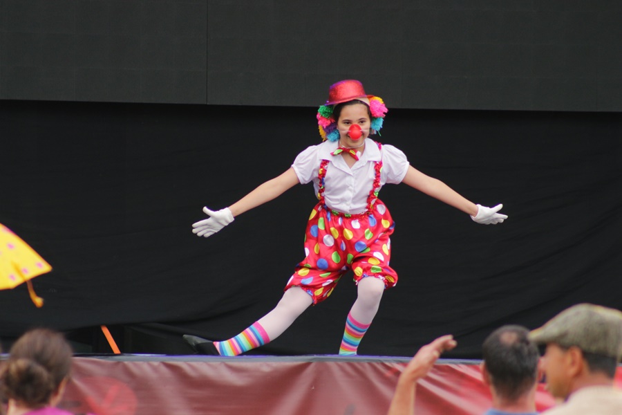 Prefeitura de Lages A magia do circo através da dança no palco do Natal Felicidade