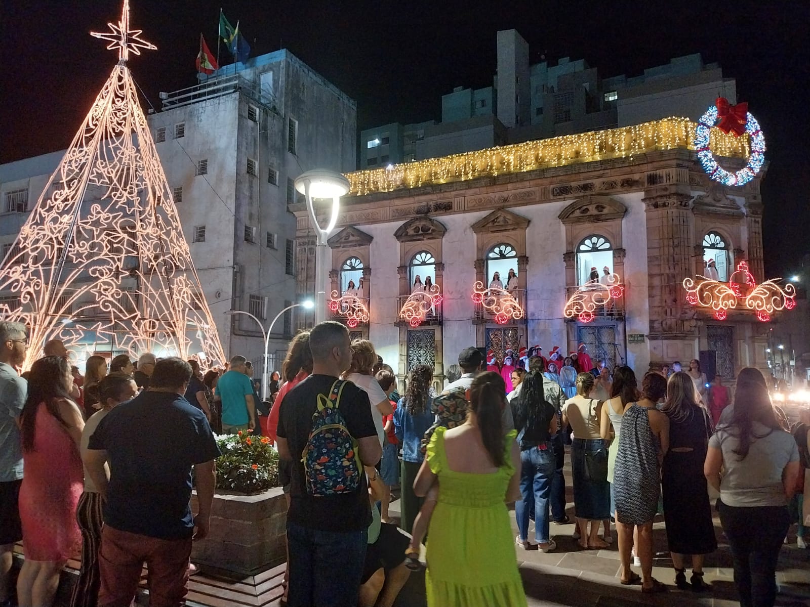 Prefeitura de Lages Quero-Quero” e “Anjos na Janela” encantam público do Natal Felicidade