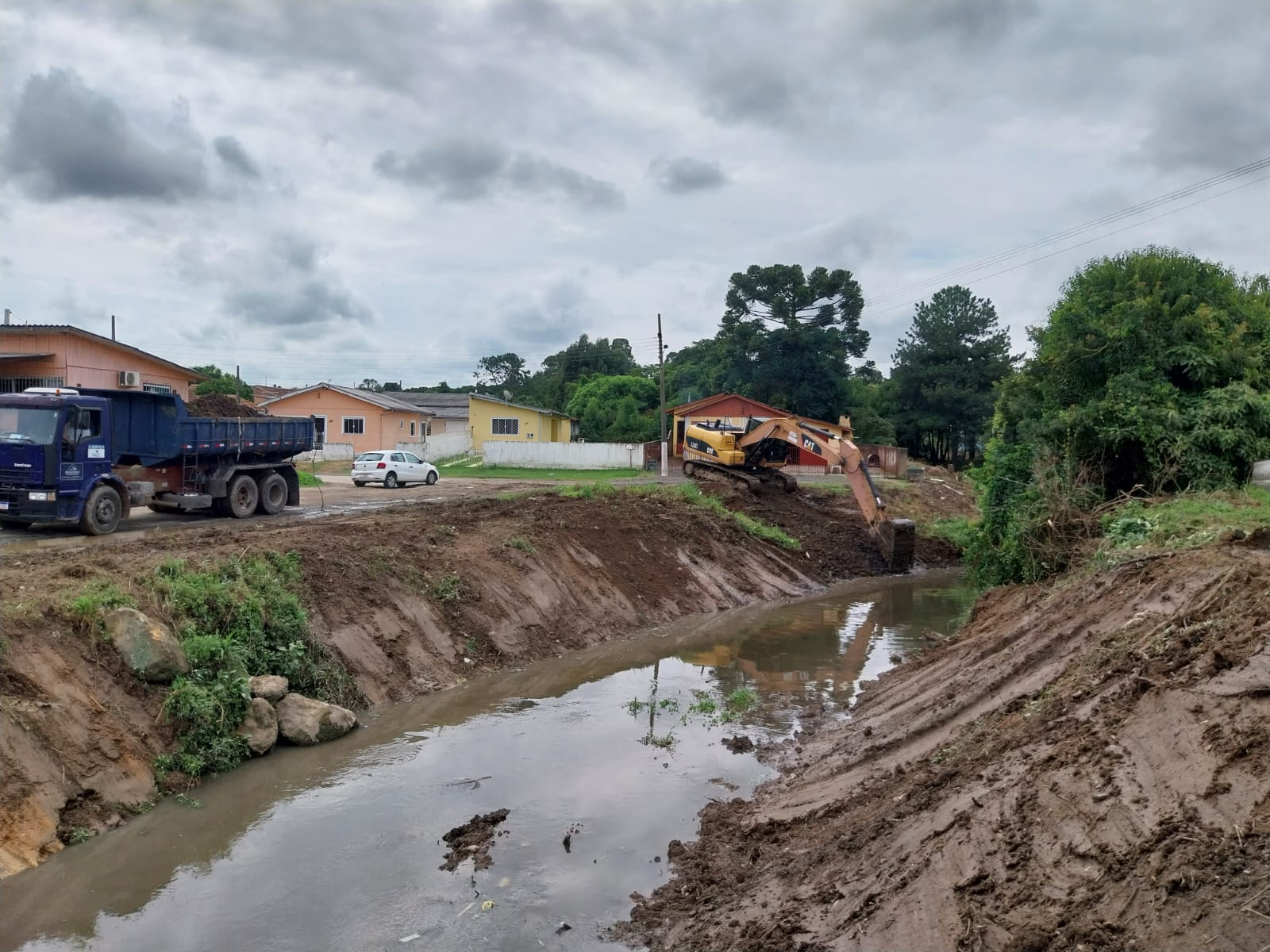 Prefeitura de Lages Obras de desassoreamento são realizadas no perímetro urbano