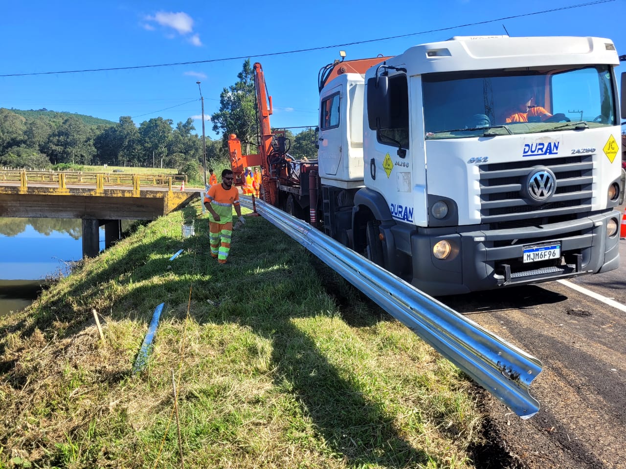 Prefeitura de Lages Iniciada a instalação de guard rail em trecho final da avenida Carahá