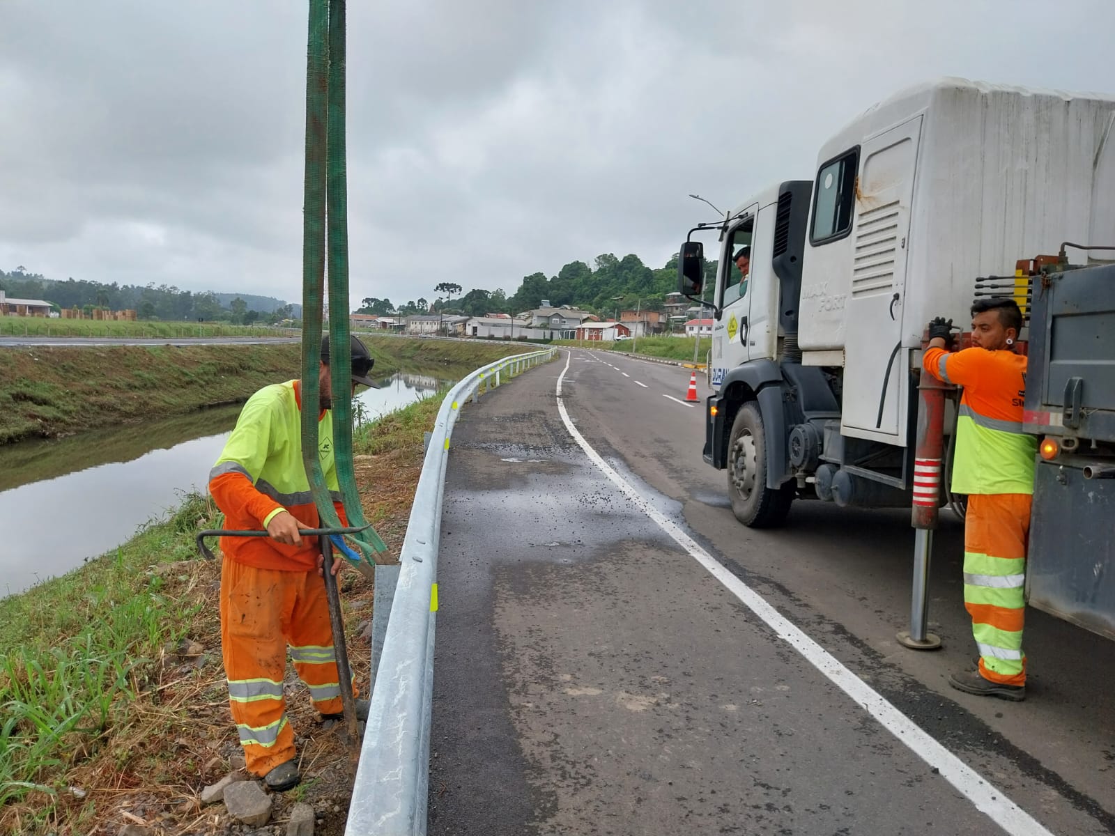 Prefeitura de Lages Em menos de uma semana já foram instalados mais de 600 metros de guard rail no trecho final da Carahá