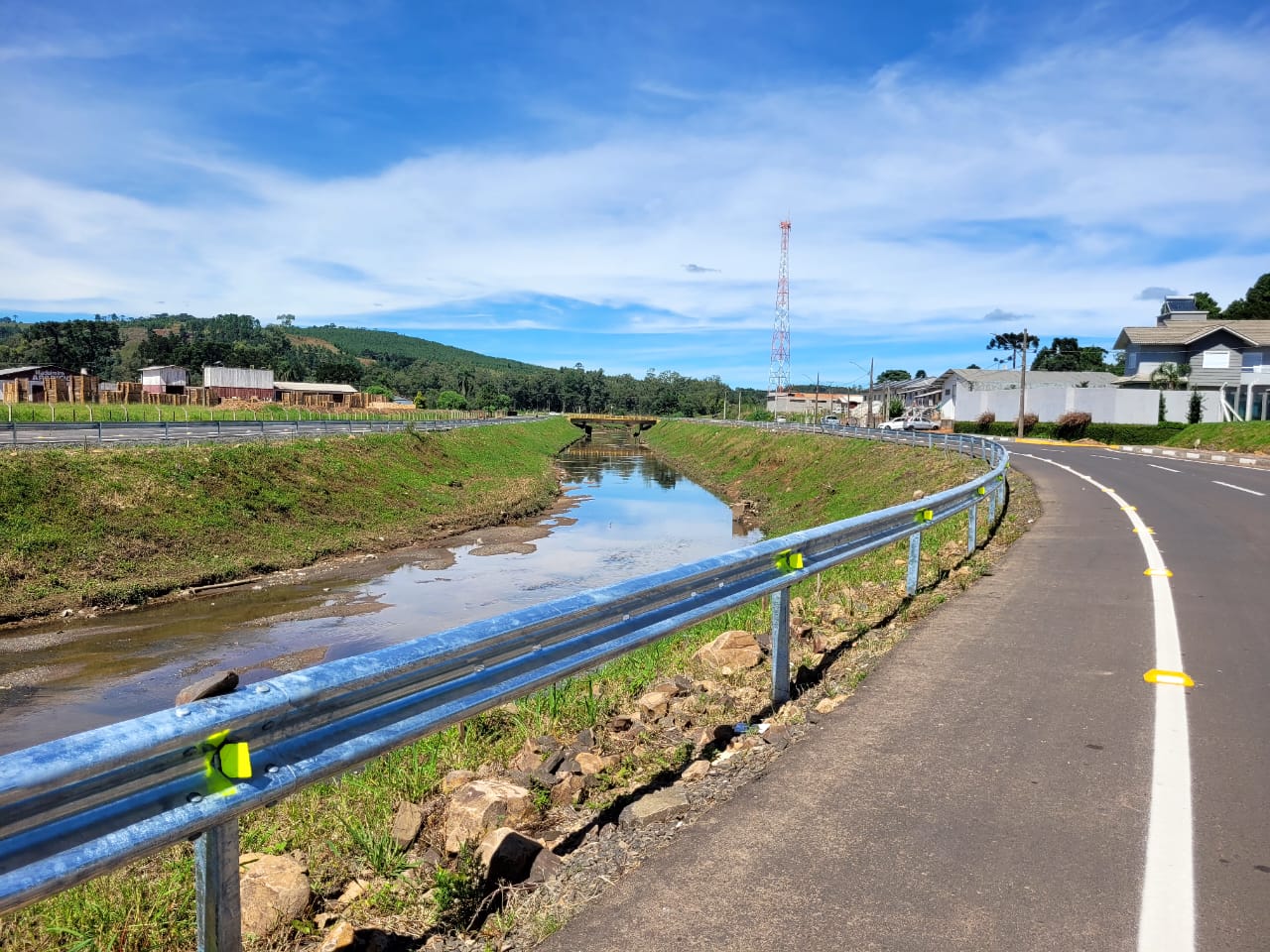 Prefeitura de Lages Concluída instalação de guard-rails no trecho da avenida Carahá próximo ao Clube Caça e Tiro