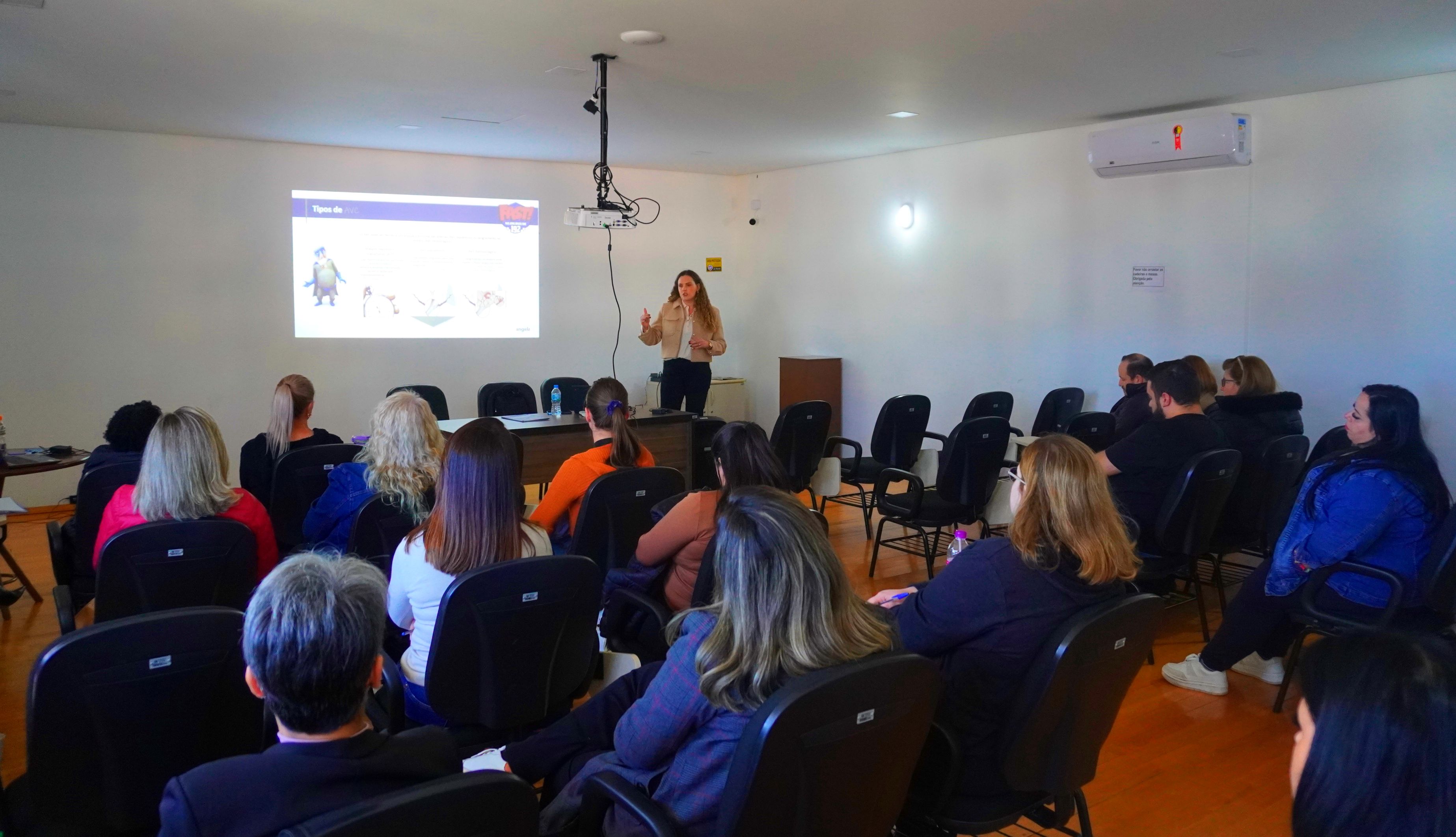 Prefeitura de Lages Secretaria da Educação promove Encontro de Formação com professores que atuarão no Programa Fast Heroes
