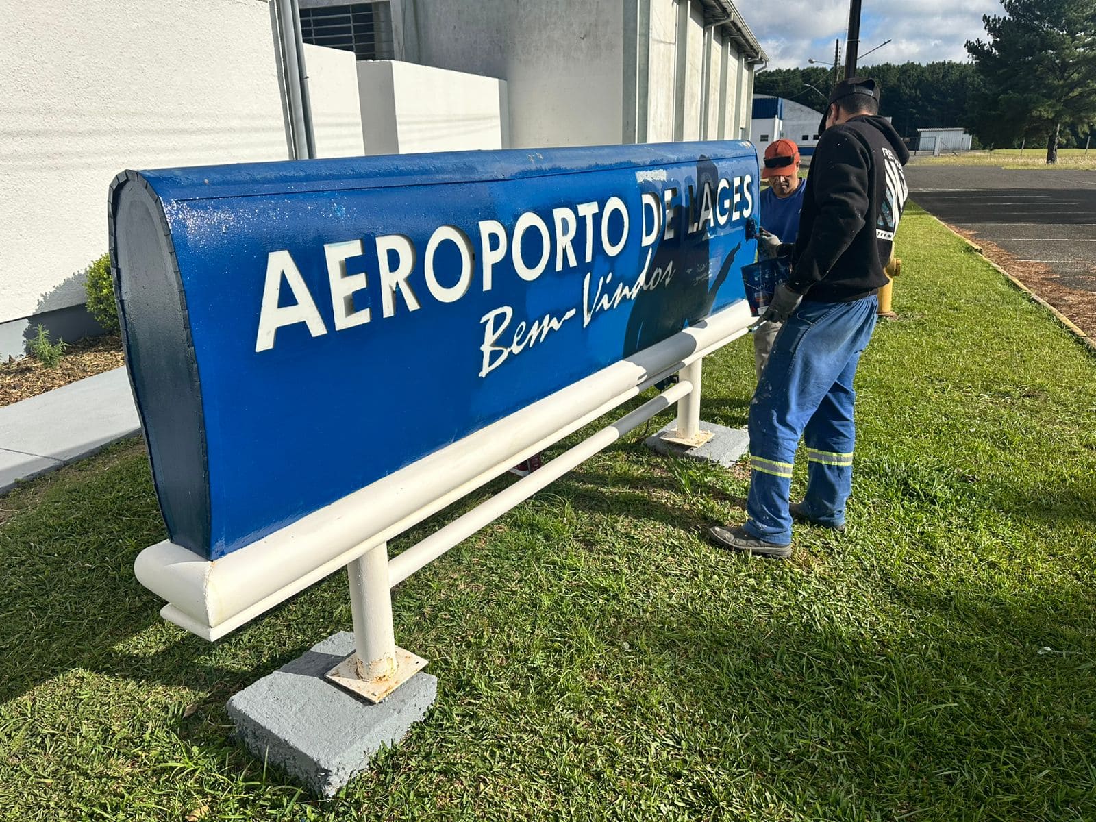 Prefeitura de Lages Força-tarefa da Secretaria de Serviços Públicos atua no Aeroporto de Lages, no Acesso Norte e bairro Bela Vista