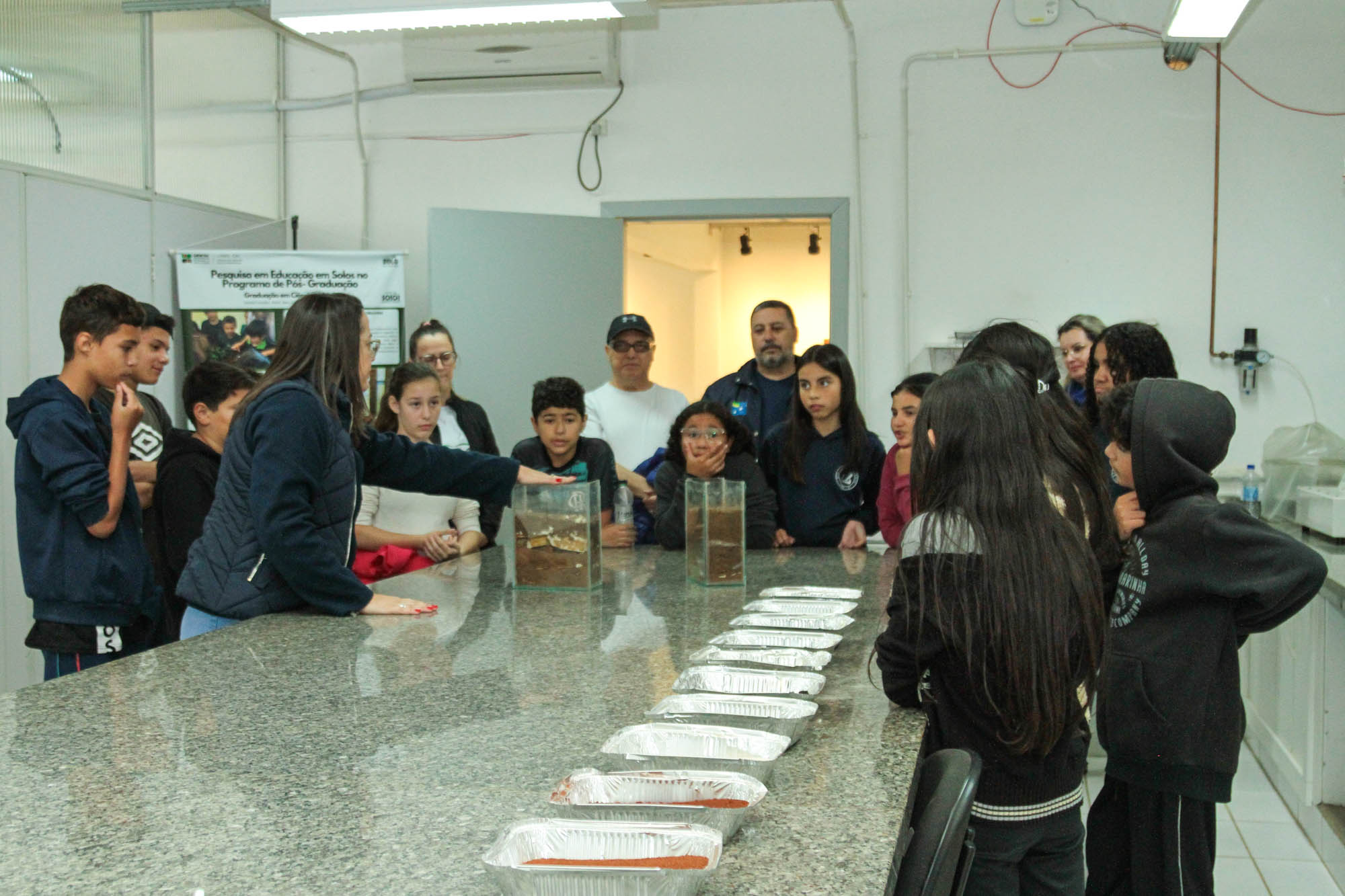 Prefeitura de Lages Projeto Defesa Civil nas Escolas leva 130 estudantes para conhecer estruturas do CAV