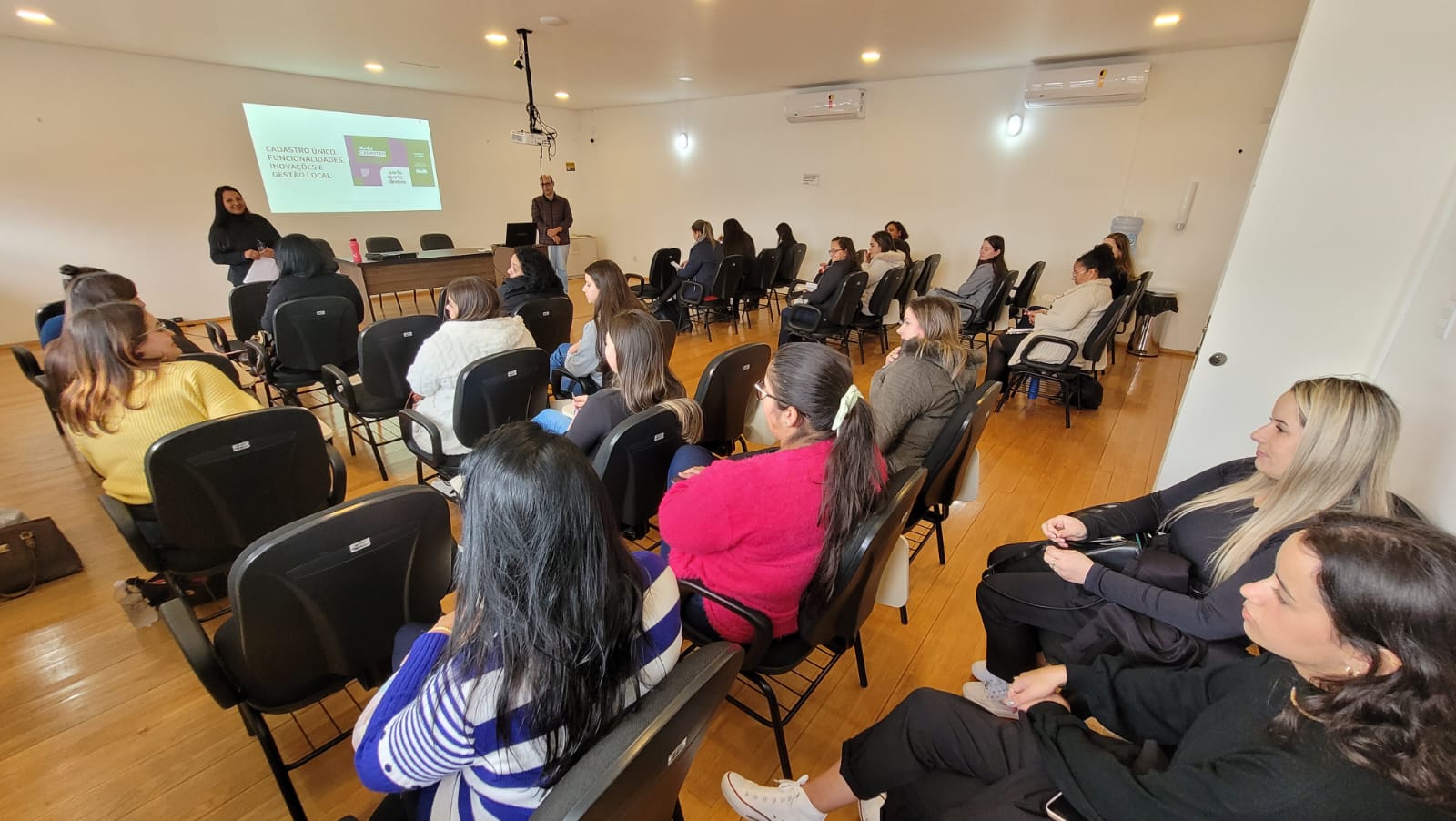 Prefeitura de Lages Modelo e referência para cidades: Assistência Social de Lages apresenta mudanças do CadÚnico aos 18 municípios da Amures