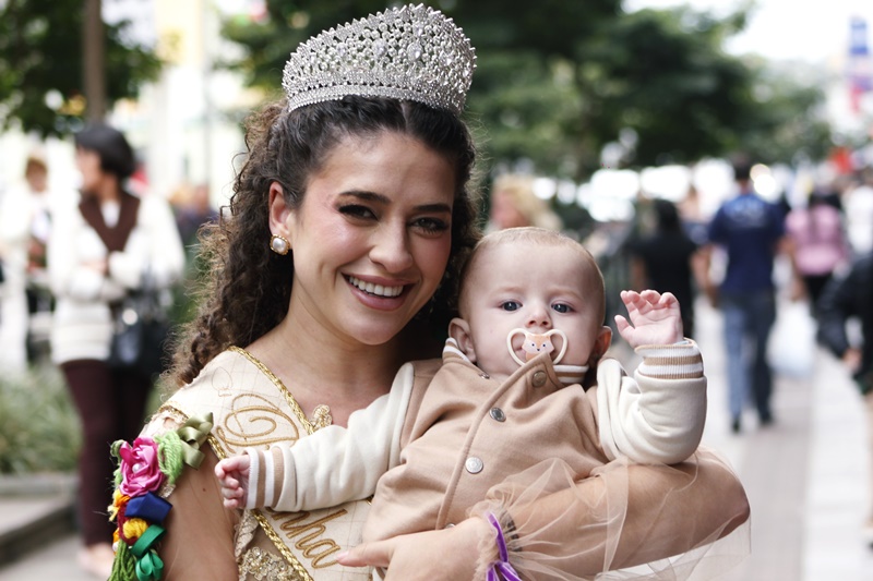 Prefeitura de Lages A deslumbrante, cintilante e ousada rainha dos tempos modernos: As multiversões de Amanda, a anfitriã da 35ª Festa Nacional do Pinhão com um reinado que promete entrar para a história de Lages 