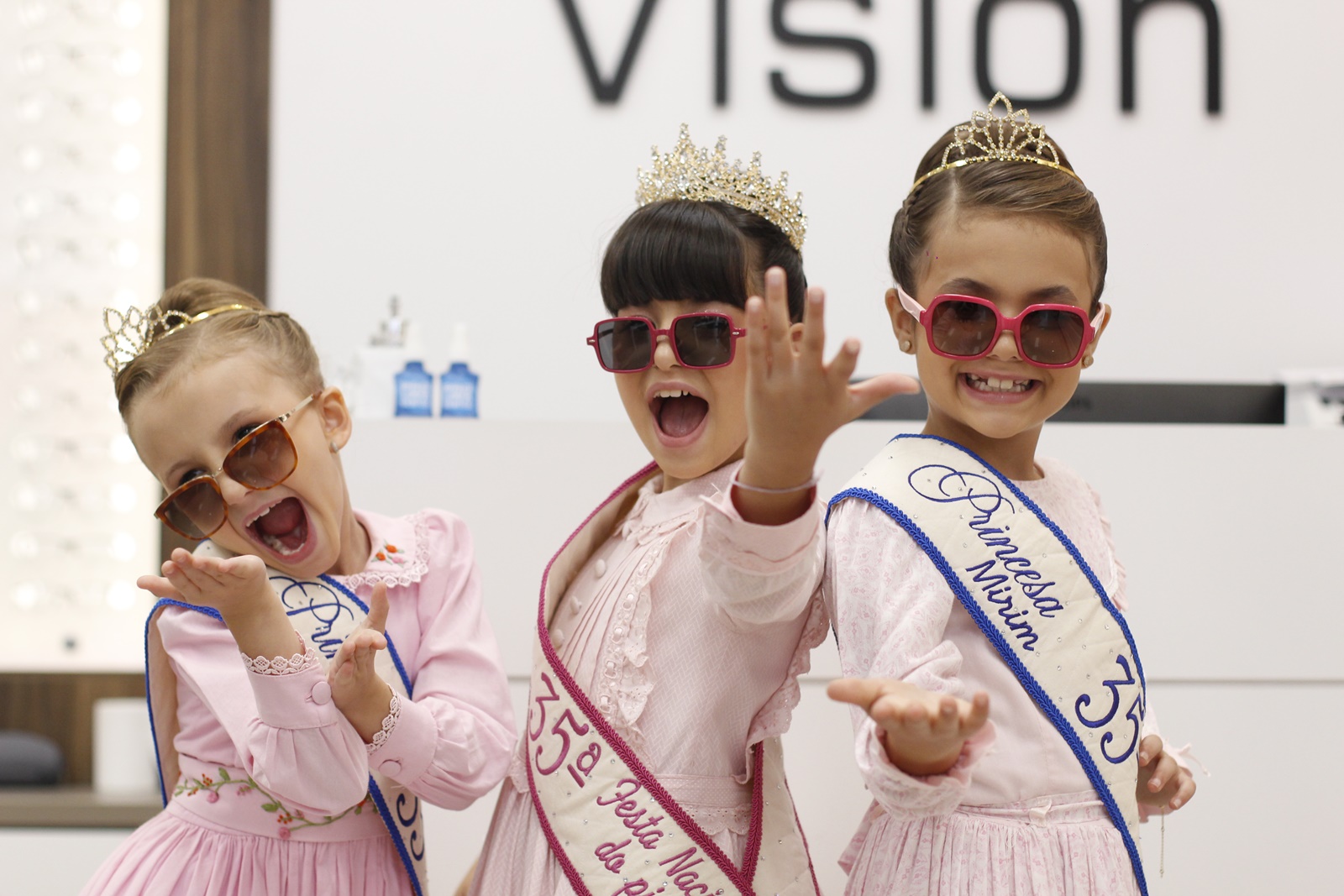 Prefeitura de Lages Um jardim florido, ingênuo, colorido e lindo - A formosura, ternura e alto astral da infância misturados à doçura e suavidade da pureza das pequeninas rainha e princesas da 35ª Festa Nacional do Pinhão, um dos maiores eventos do Sul brasileiro