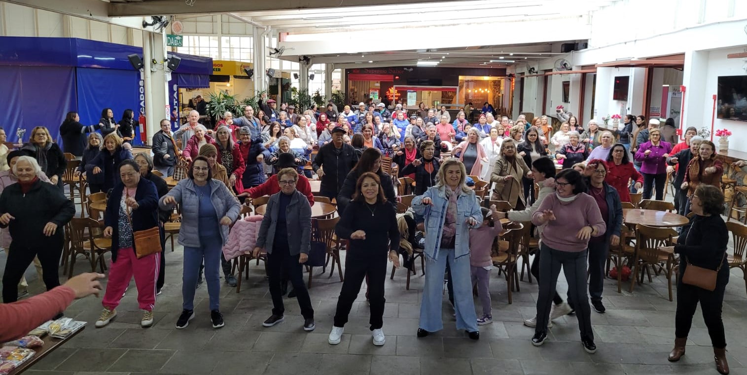 Prefeitura de Lages 2º Aulão Conviver: Mais de 100 idosos do Serviço de Convivência e Fortalecimento de Vínculos dos Cras’s e grupos participam de atividade física no Mercado Público