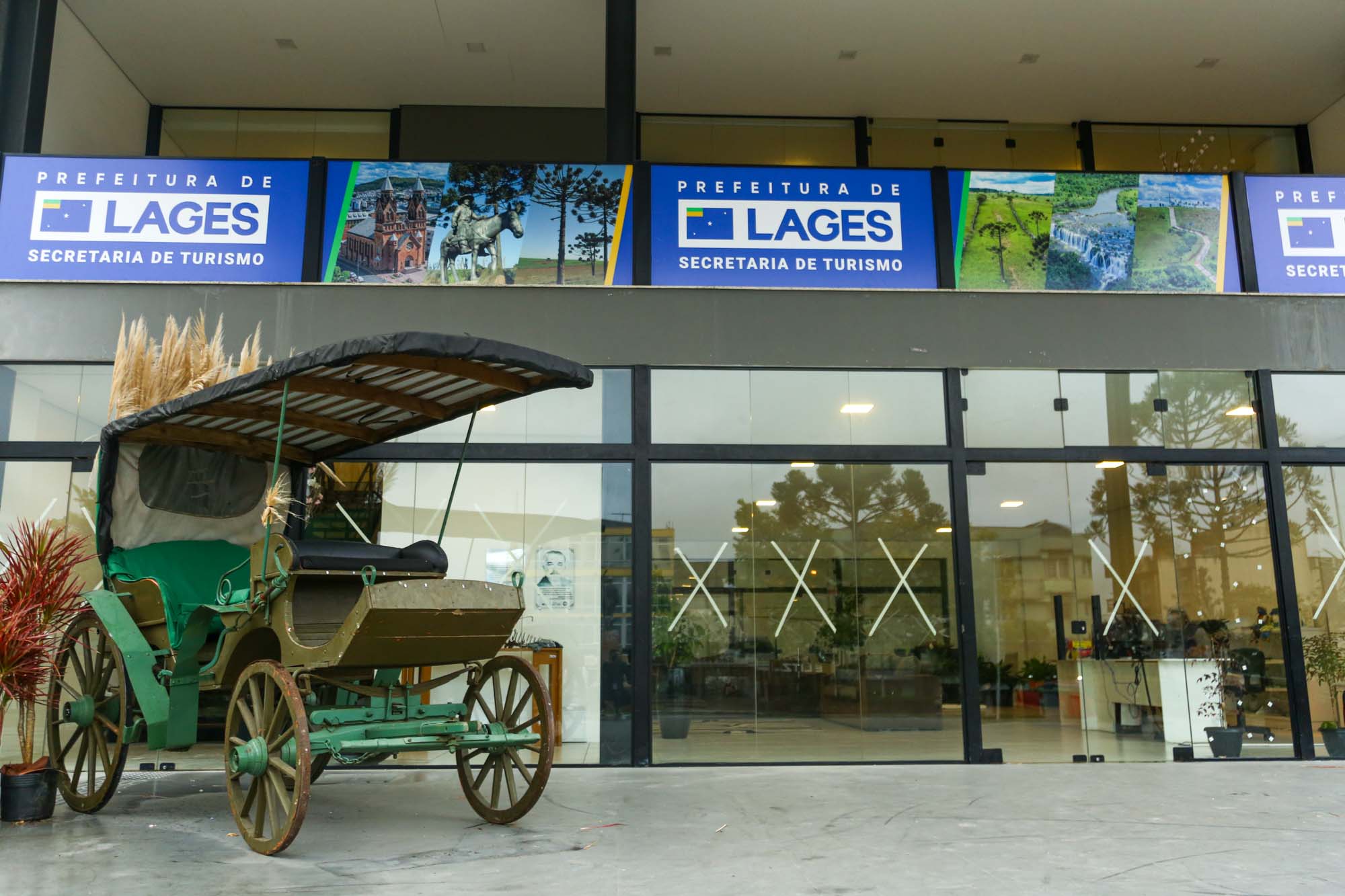 Prefeitura de Lages Equipamento de atendimento ao público é instalado na Secretaria de Turismo para retirada de ingressos físicos da Festa do Pinhão