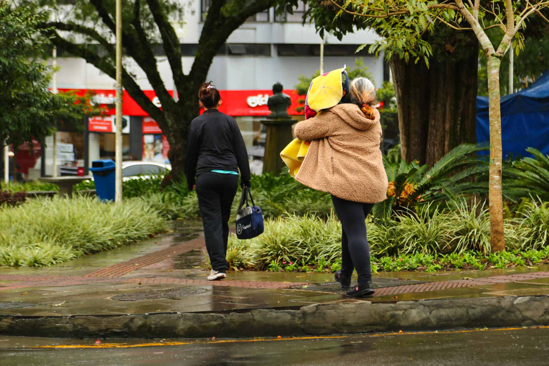 Prefeitura de Lages Frente polar avança e traz alerta vermelho: Prefeitura toma medidas de prevenção diante da previsão de frio histórico no Sul do Brasil, com chance de neve na Serra Catarinense e Lages
