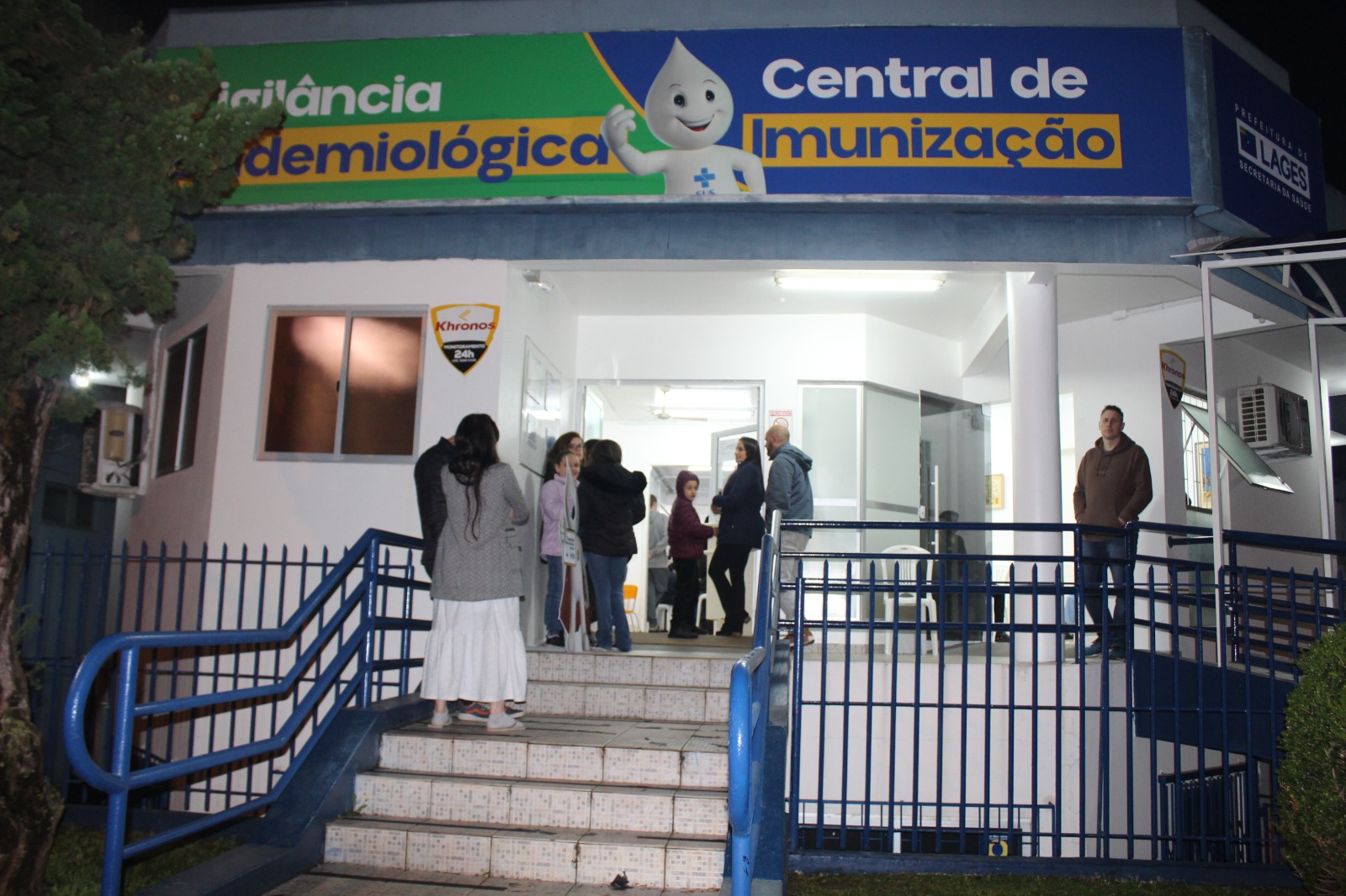 Prefeitura de Lages Mais de 480 doses de vacinas foram aplicadas entre o Carro da Vacina e o atendimento noturno nesta terça-feira