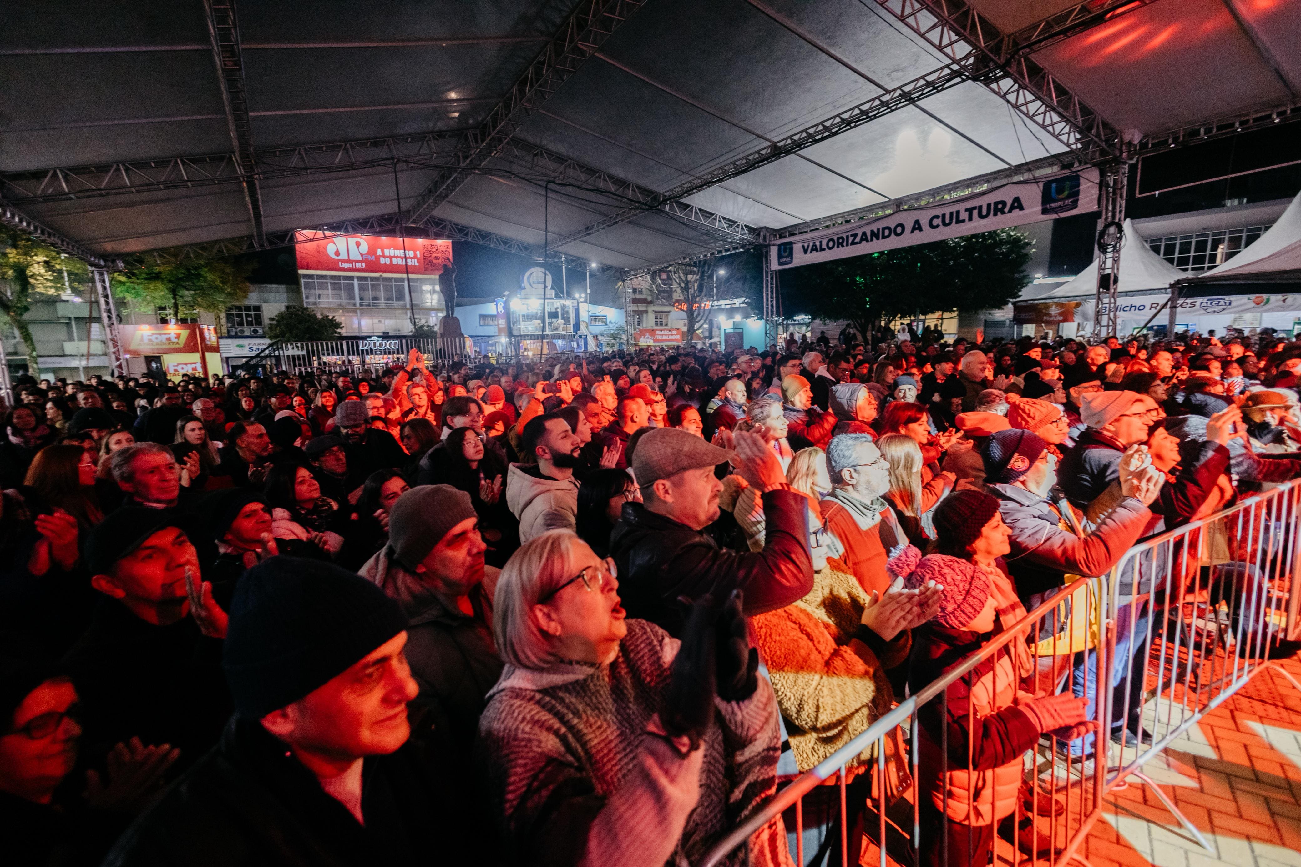 Prefeitura de Lages Dia dos Namorados emociona o público na 35ª Festa Nacional do Pinhão