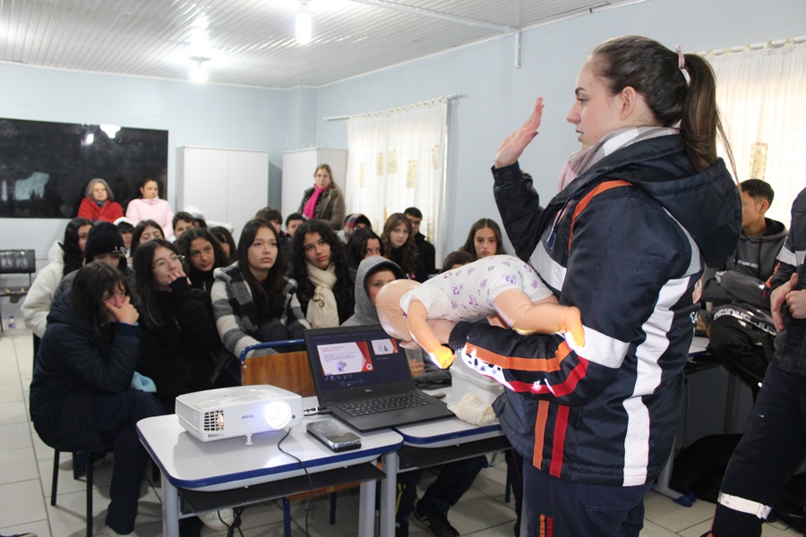 Prefeitura de Lages Samu realiza palestra educativa sobre primeiros socorros para estudantes da Emeb Suzana Albino França
