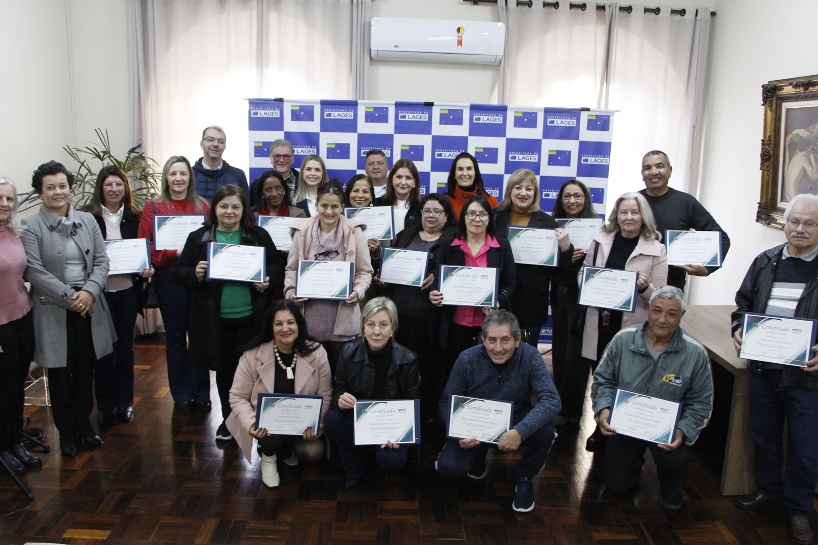 Prefeitura de Lages Carinho e respeito - Servidores públicos municipais recentemente aposentados são reconhecidos e homenageados com Certificado de Honra ao Mérito