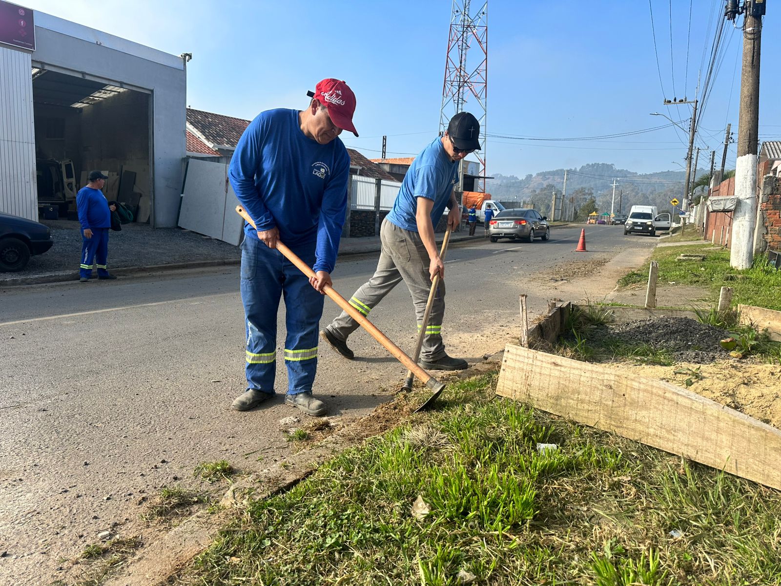 Prefeitura de Lages Serviços Públicos inicia semana com limpeza completa em via do bairro Vila Nova