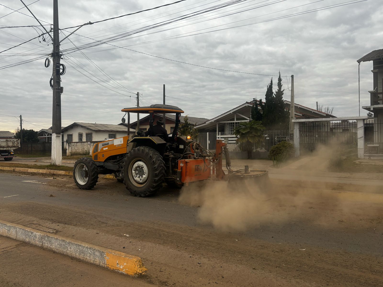 Prefeitura de Lages Secretaria de Serviços Públicos realiza ação de limpeza nos bairros Vila Nova e Habitação