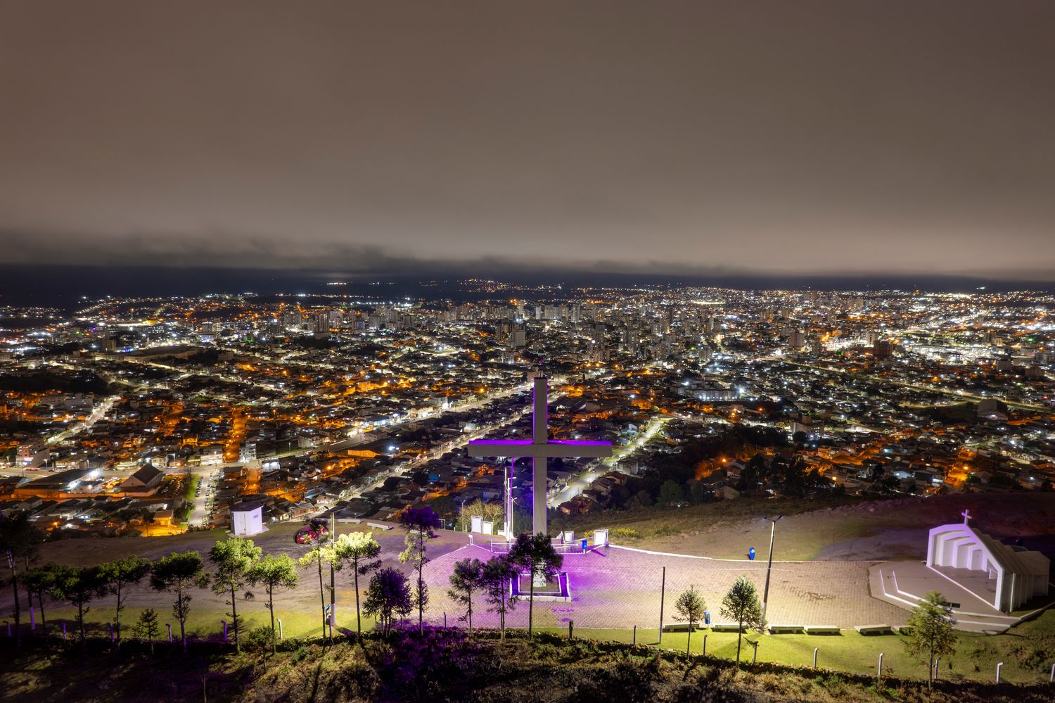 Prefeitura de Lages Agosto Lilás: Lages tem pontos turísticos iluminados na cor lilás para alertar população ao fim da violência contra as mulheres e meninas