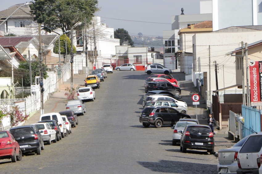 Secretaria do Planejamento e Obras executará serviços de extração de paralelepípedos, terraplanagem e asfaltamento da rua Manoel Thiago de Castro  - 2022-07-22 11:40:16