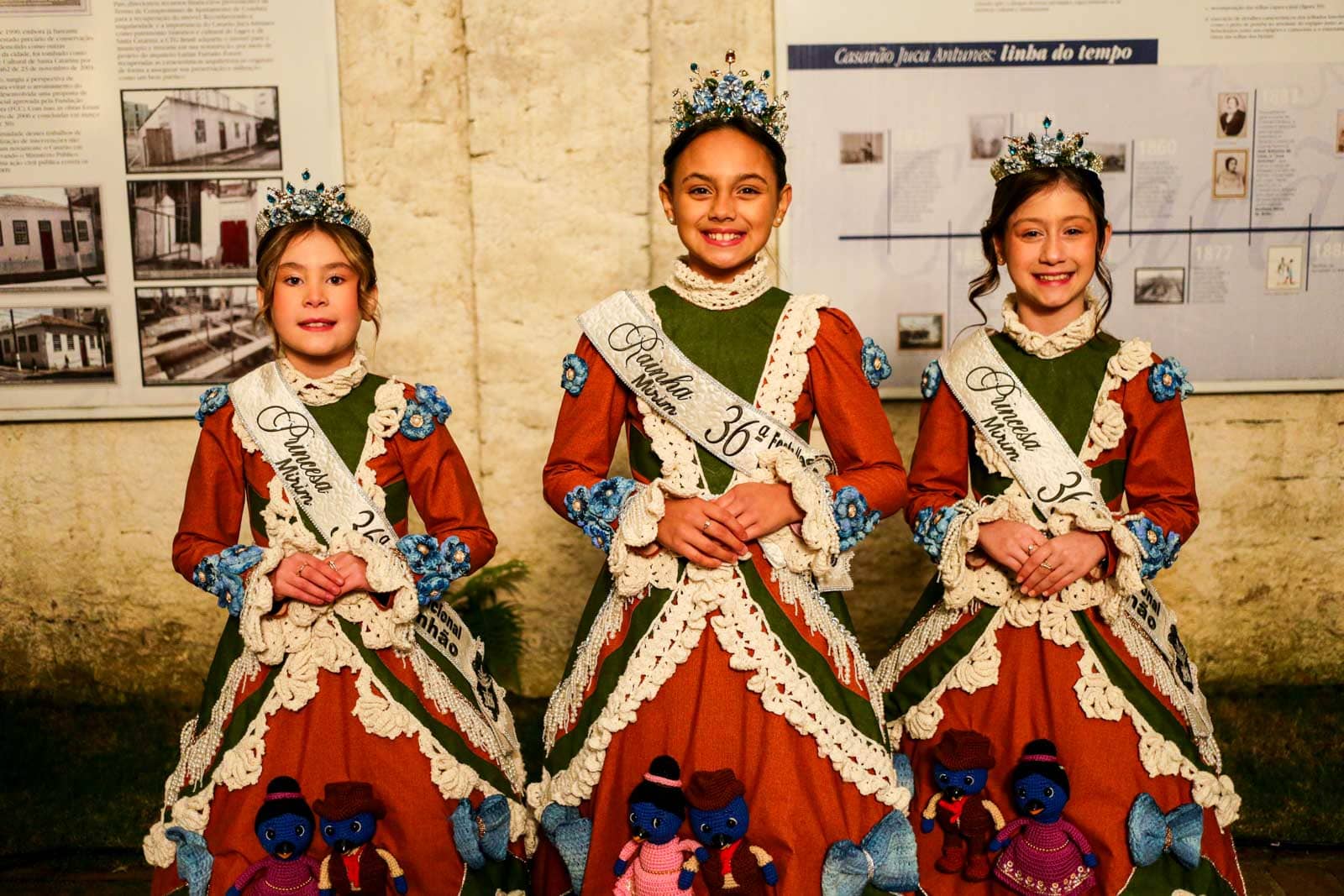 Prefeitura de Lages Os Trajes Oficiais da Realeza e Realeza Mirim: A exuberância de crochê em obras de arte -  Saberes antigos, linha que vira memória