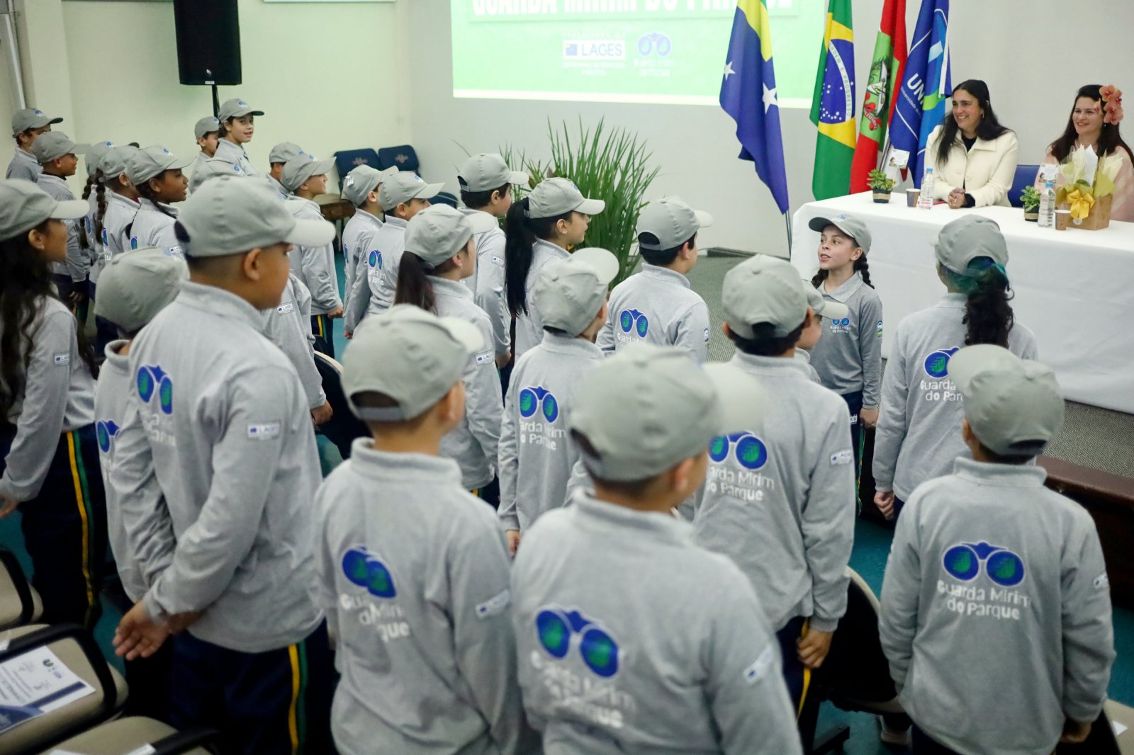 Prefeitura de Lages Educação ambiental: 29 estudantes do sistema municipal recebem certificado na formatura do projeto Guarda-Mirim do Parque
