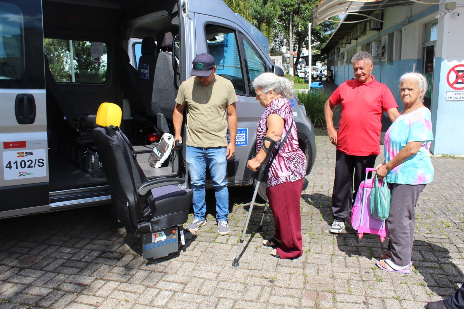Prefeitura de Lages Transporte adaptado qualifica atendimento e facilita deslocamento de pacientes do departamento de Curativos Especiais