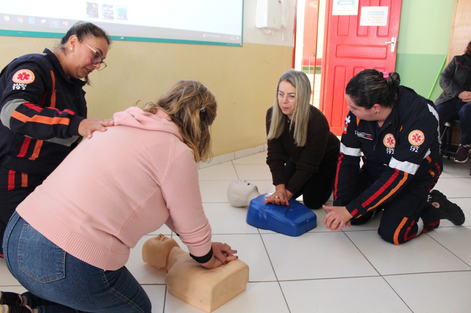 Prefeitura de Lages Profissionais da Escola de Educação Básica (EEB) Visconde de Cairu recebem capacitação em primeiros socorros