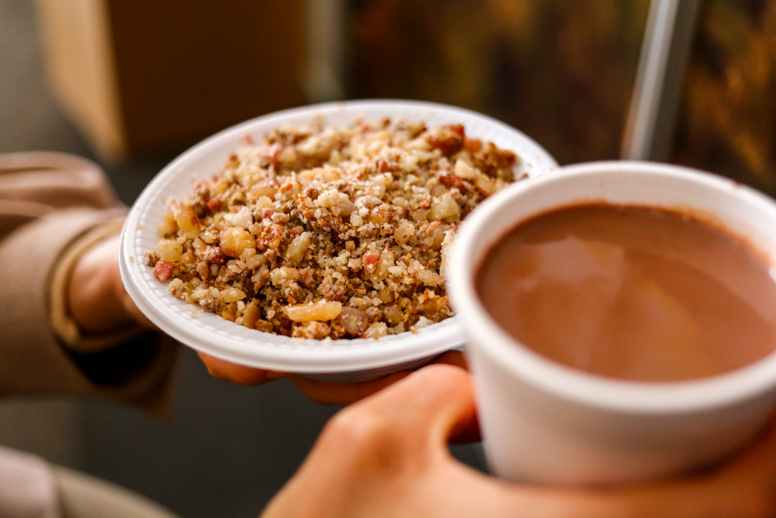 Prefeitura de Lages Fartura de comida boa no Recanto do Pinhão - Do crepe de frango com catupiry à novíssima sopa de agnoline e bolinho de pinhão no pote como sobremesa Lageanos e turistas se esbaldam com tantas delícias para saborear durante a Festa Nacional do Pinhão