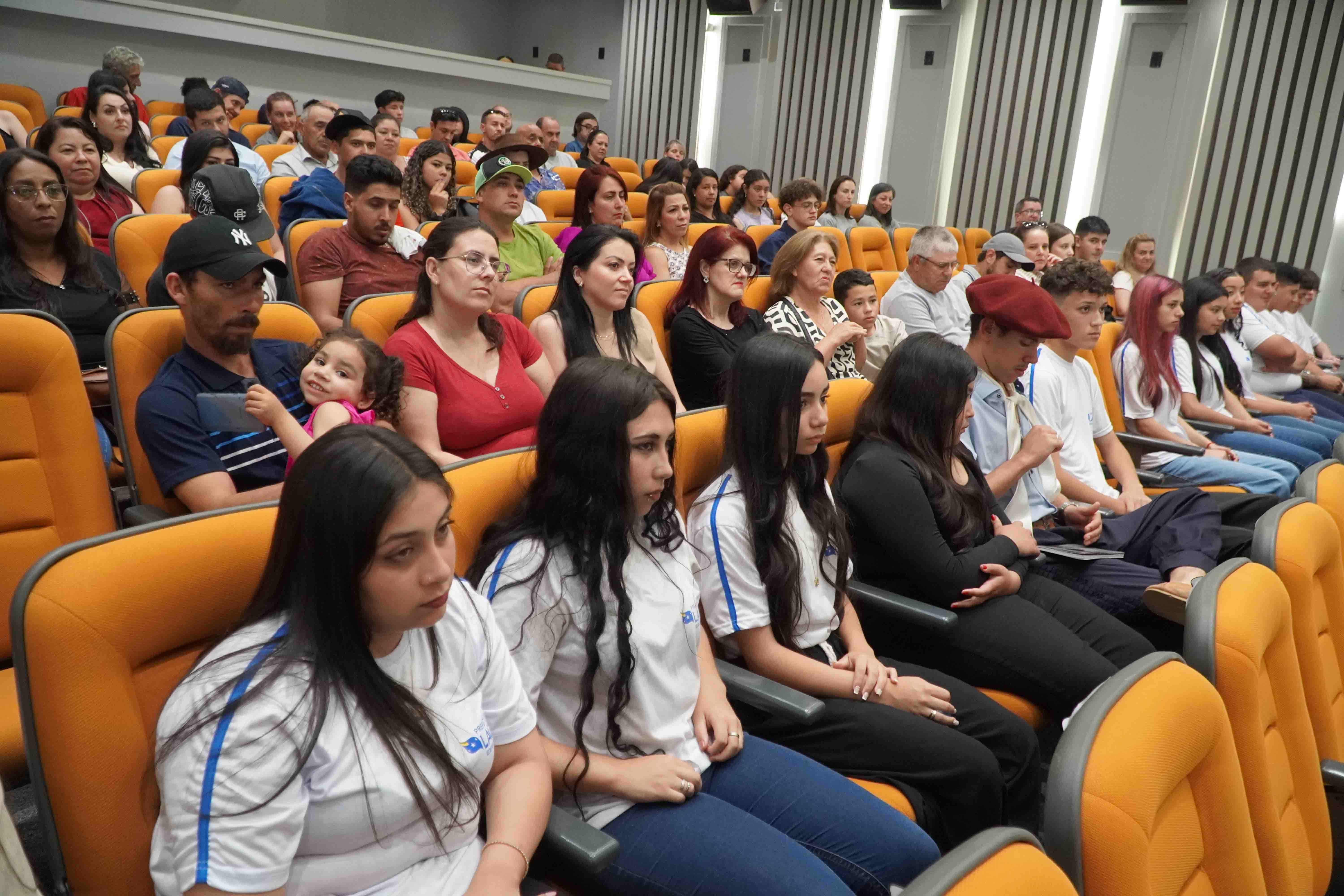 Prefeitura de Lages Estudantes da Emeb Itinerante Maria Alice Wolff de Souza estreiam na literatura com lançamento do livro “Contos Entre Mundos” 