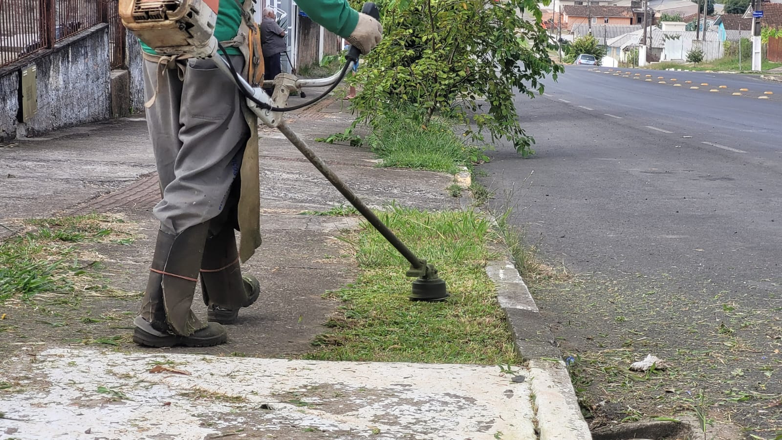 Prefeitura de Lages Serviços de roçada e limpeza reforçam manutenção urbana em diferentes bairros de Lages