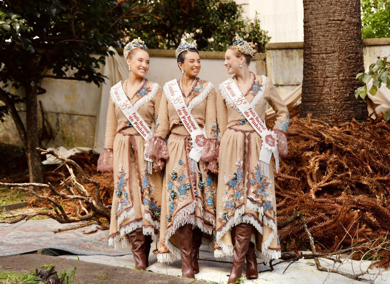 Prefeitura de Lages Entre raízes e realeza: segundo traje antecipa a essência do vestido oficial da Festa Nacional do Pinhão