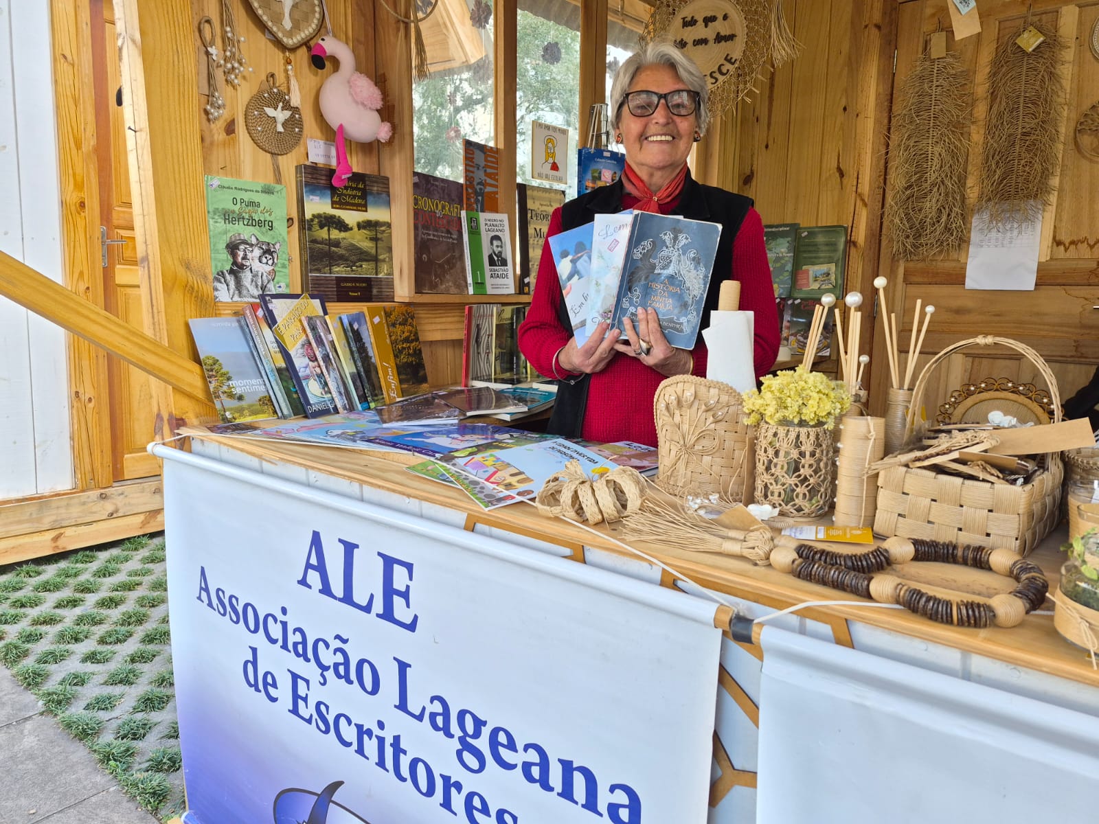 Prefeitura de Lages Literatura Serrana está presente no espaço Recanto do Pinhão Aracy Paim