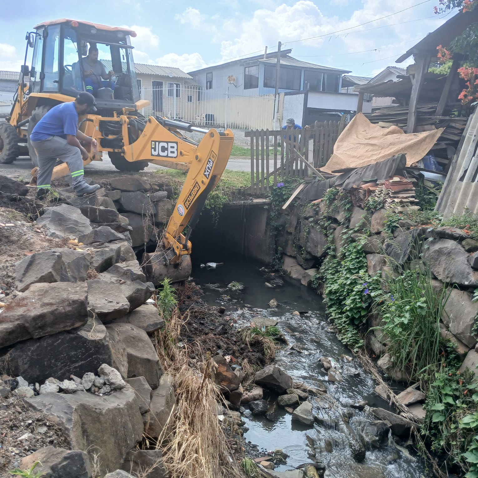 Prefeitura de Lages Manutenção diária das redes de drenagem reforça prevenção e melhora o escoamento urbano em diversos bairros de Lages