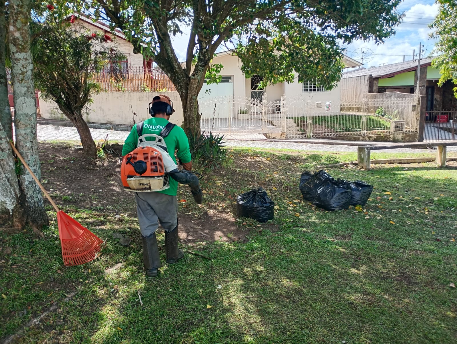 Prefeitura de Lages Bairro Petrópolis recebe ação especial de limpeza e manutenção em suas praças