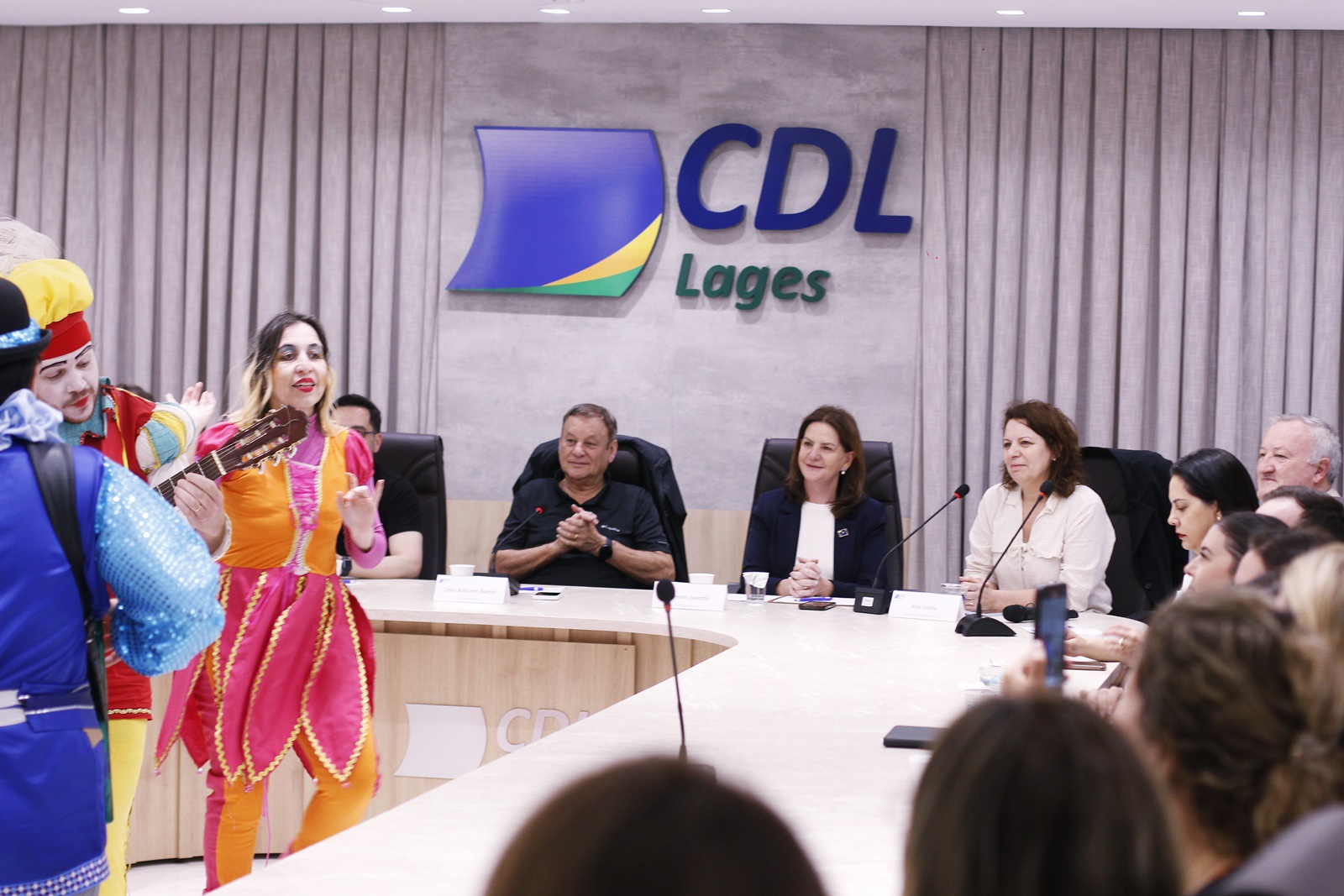 Prefeitura de Lages “Vem, que tá chegando o Natal; Vem, que tá chegando o Natal, pois nasceu Jesus, o Salvador!”: Lages já vive o espírito de Natal 