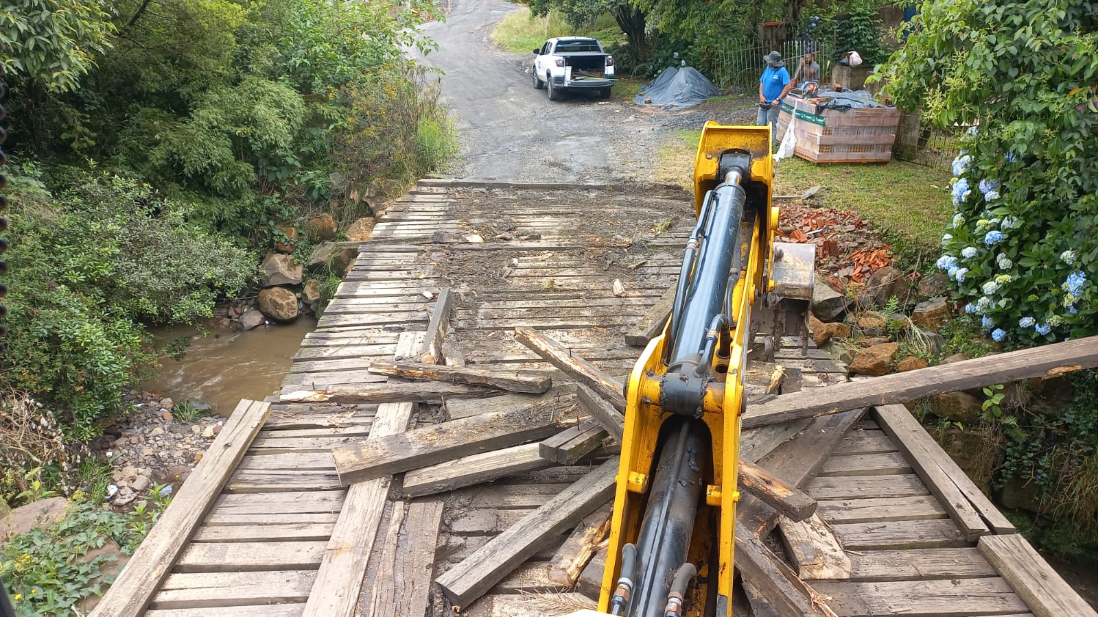 Prefeitura de Lages Secretaria de Obras reconstrói ponte na Rua Vivandério Santos do Vale, no bairro Caroba