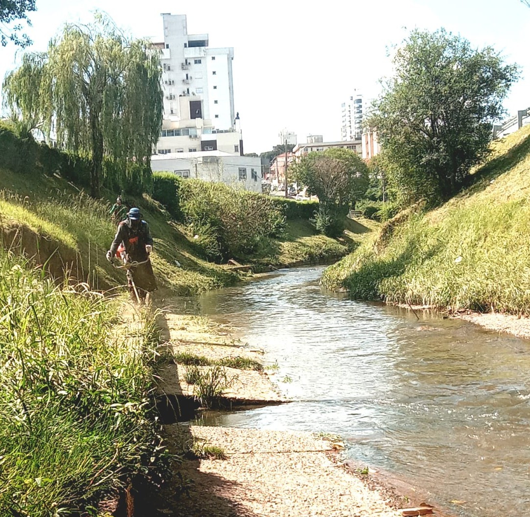 Prefeitura de Lages Manutenção das áreas urbanas avança com roçadas e limpeza em diversos pontos da cidade