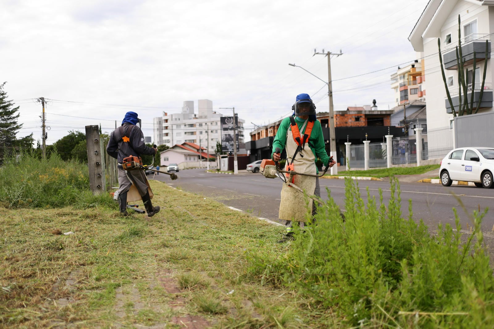 Prefeitura de Lages Roçada em ação: Lages tem frentes de trabalho em vários bairros