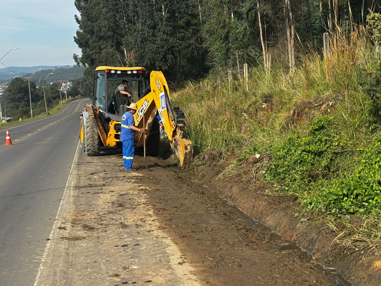 Prefeitura de Lages Ação preventiva da Prefeitura mira ponto de risco na Avenida Santa Catarina