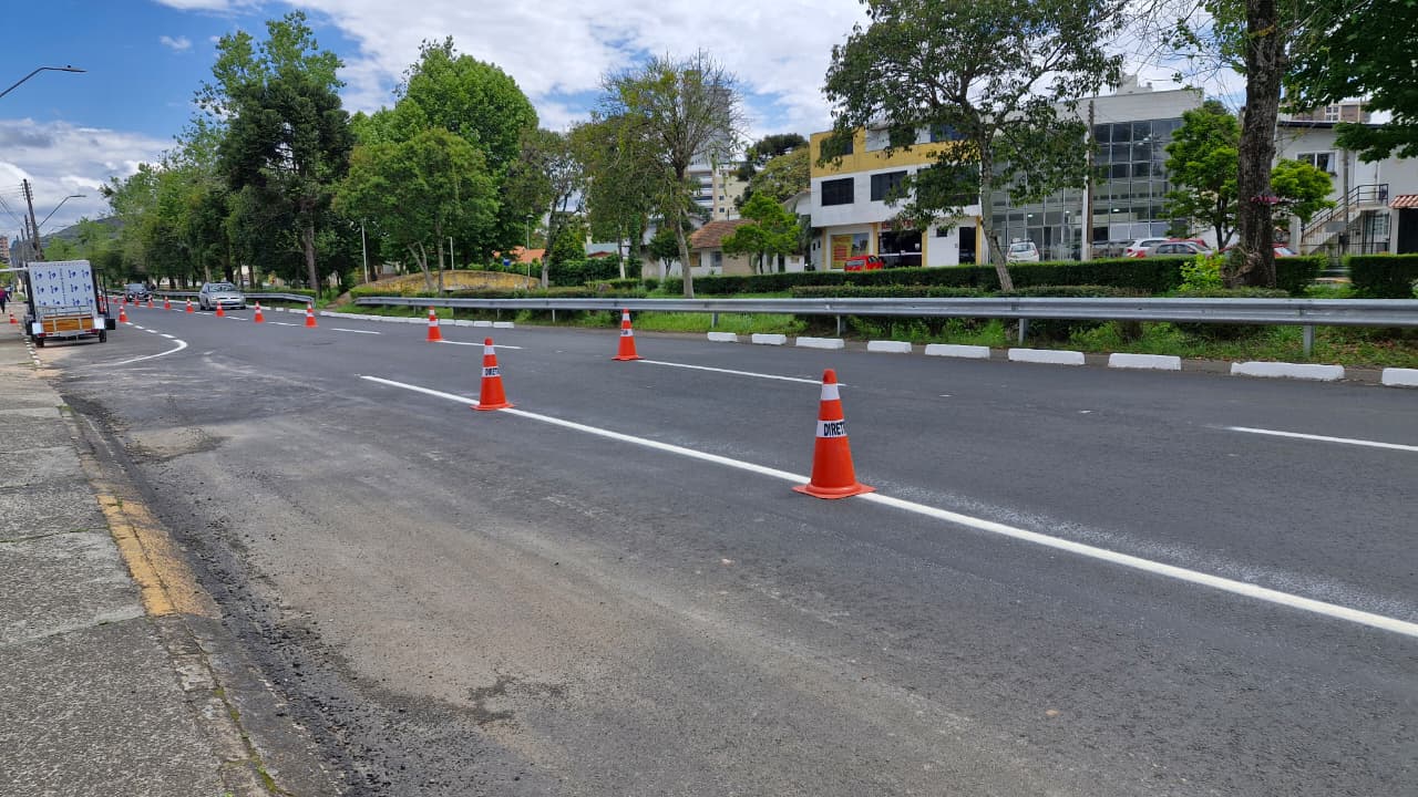 Prefeitura de Lages Prefeitura inicia sinalização da Avenida Carahá após conclusão da revitalização asfáltica do trecho preestabelecido para este ano